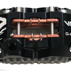 VOCA G-Force PRO Remklauw 4-zuiger Ø25 – Zwart – Incl. Gesinterde Remblokken